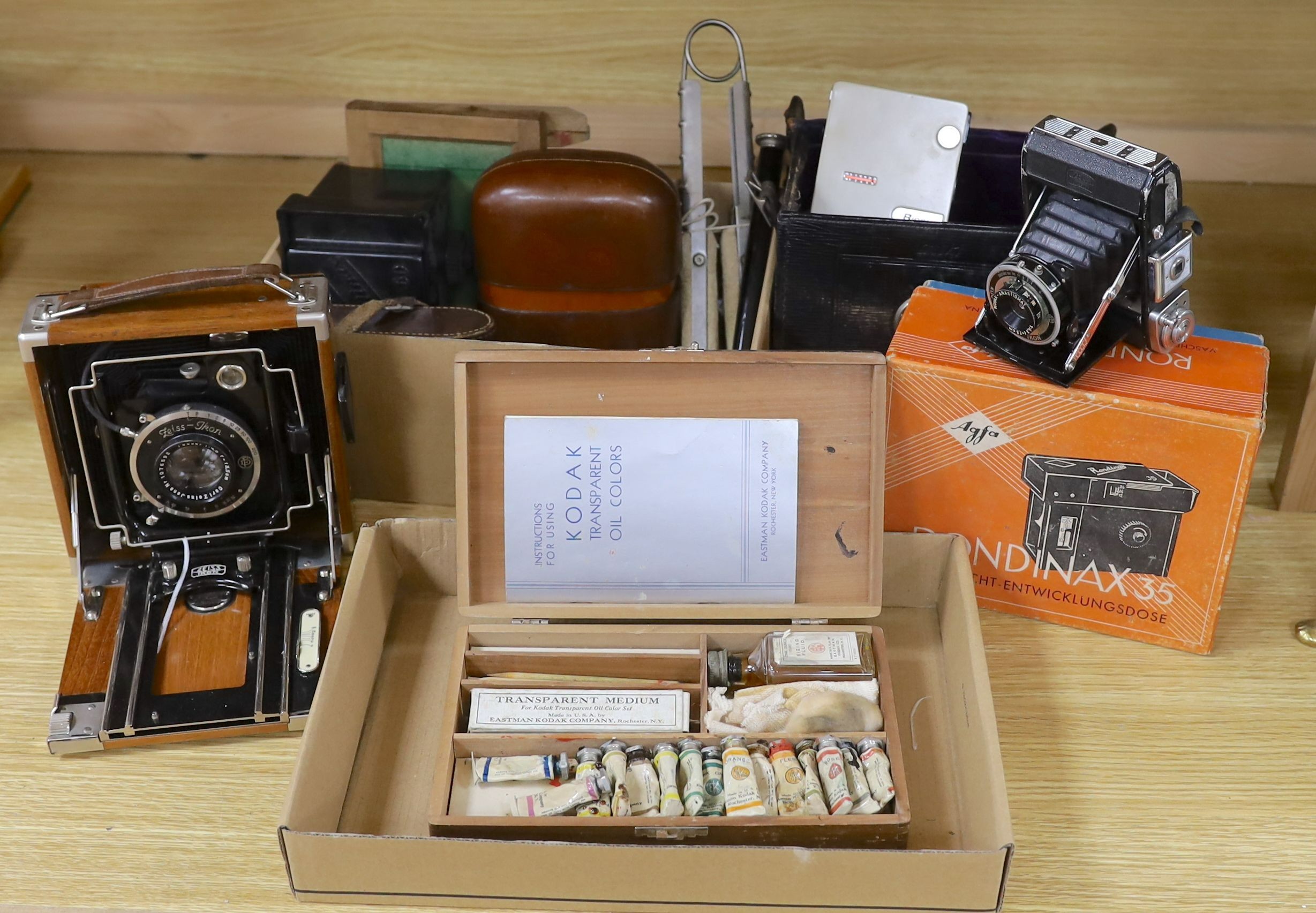 Mixed 20th century photographic equipment to include a cased Zeiss-Ikon Compur plate camera, a Zeiss-Ikon Klio, aKodak Retina iia, a Kodak colouring set, etc